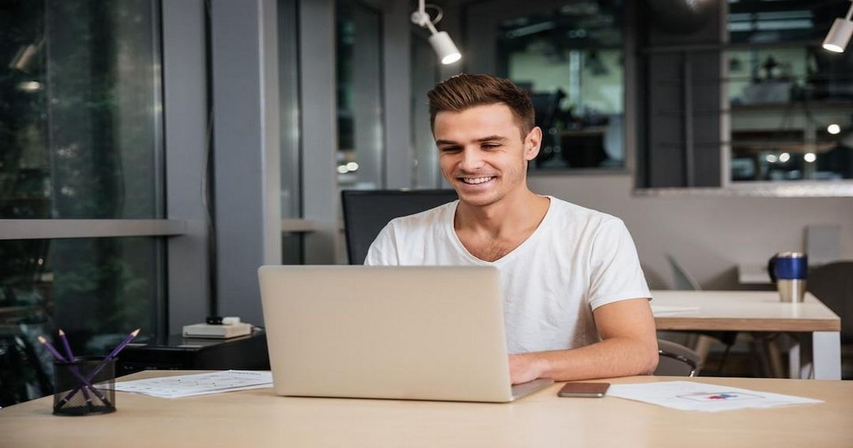 redimensionada redimensionada homem sorridente em t shirt trabalhando no escritorio com o computador portatil 171337 88745.jpgResultadoResultado